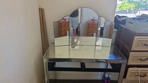 Make desk god condition - god,